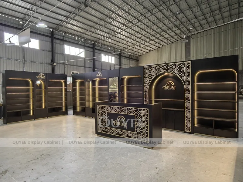 Kömür Rengi Kemerli Parfüm Arka Duvar Sergilemesi ve Aydınlatmalı Raflar_08