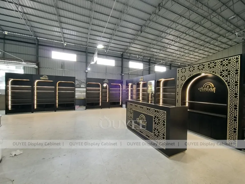 Kömür Rengi Kemerli Parfüm Arka Duvar Sergilemesi ve Aydınlatmalı Raflar_09