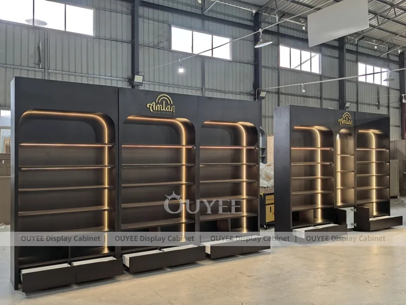 Kömür Rengi Kemerli Parfüm Arka Duvar Sergilemesi ve Aydınlatmalı Raflar_10