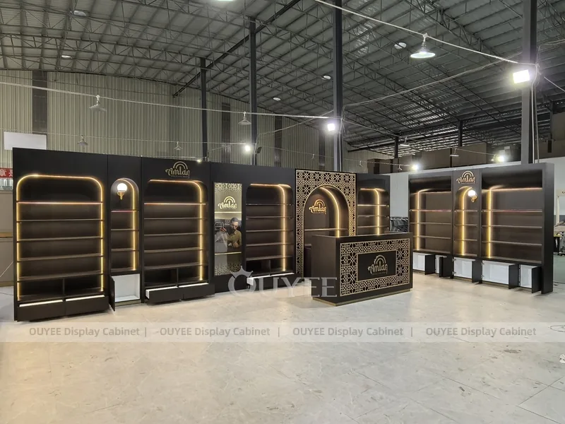 Kömür Rengi Kemerli Parfüm Arka Duvar Sergilemesi ve Aydınlatmalı Raflar_11