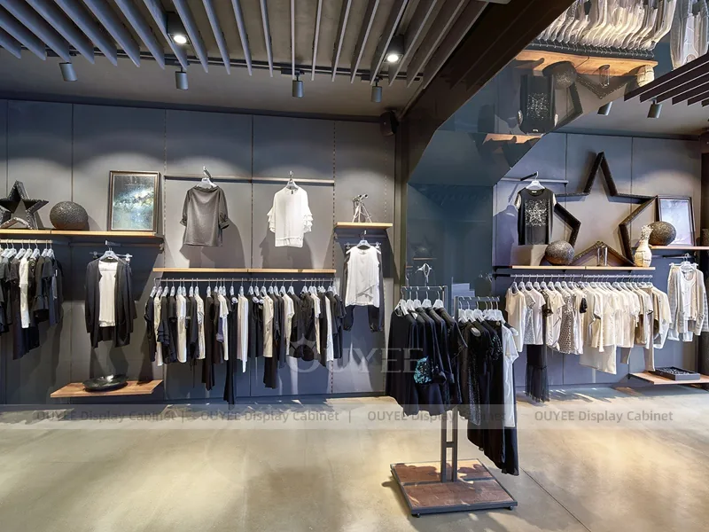 Mur d'exposition et tables d'affichage d'habillement contemporain sombre_01