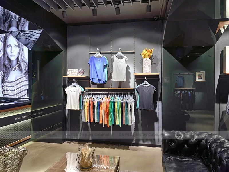 Exhibición de pared y mesa para ropa minimalista oscura_02