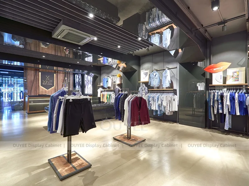 Exhibición de pared y mesa para ropa minimalista oscura_05
