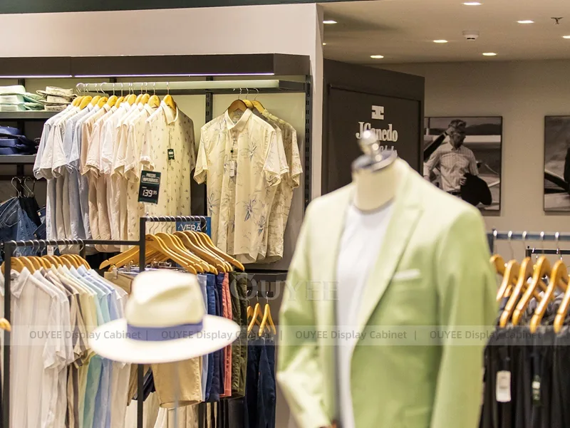 Emerald Herrenmode Tisch und Regale Boutique_23