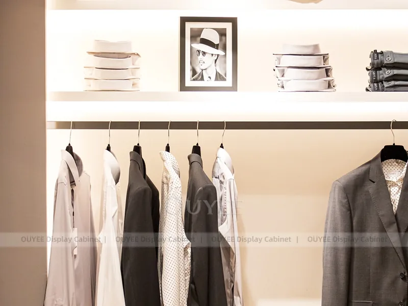 Conjunto de Boutique de Ropa Doblada y Pared de Trajes_12