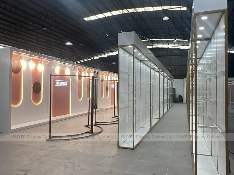 Galería de Exhibición en Pasillo con Lightbox de Vidrio_01