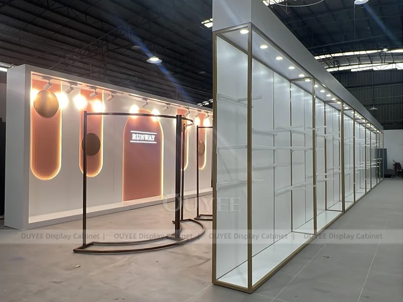 Galería de exhibición en pasillo con caja de luz de vidrio_03