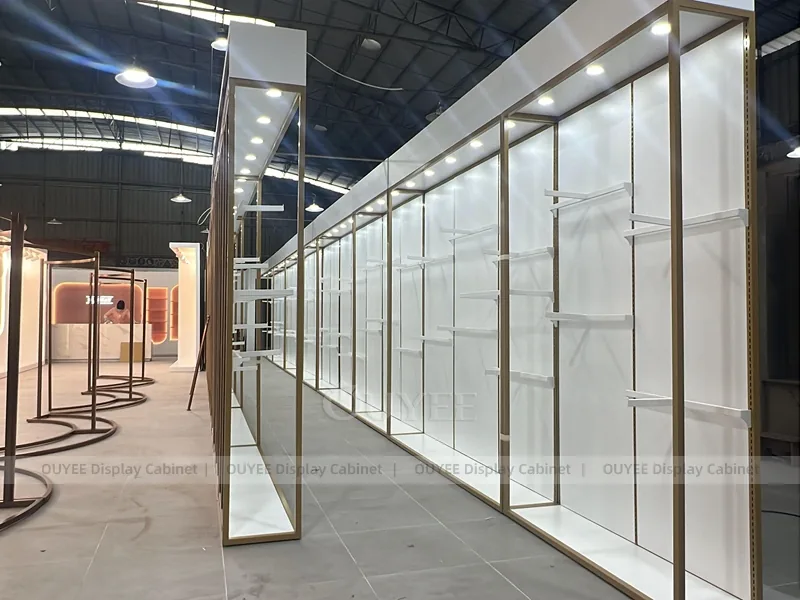 Galería de exhibición en pasillo con caja de luz de vidrio_04
