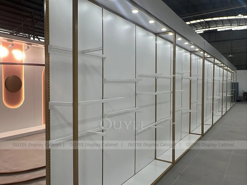 Galería de exhibición en pasillo con caja de luz de vidrio_08
