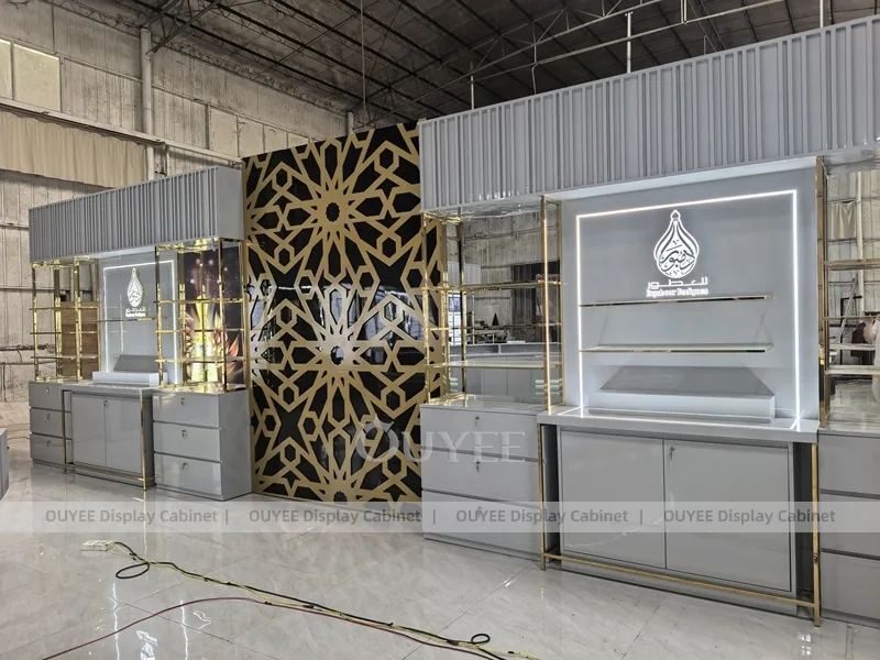 عرض واجهة عطر رمادي ذهبي مع شاشة شبكية_01