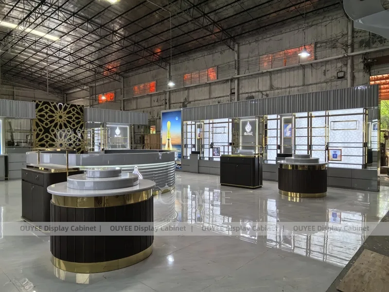 عرض واجهة عطر رمادي ذهبي مع شاشة شبكية_02