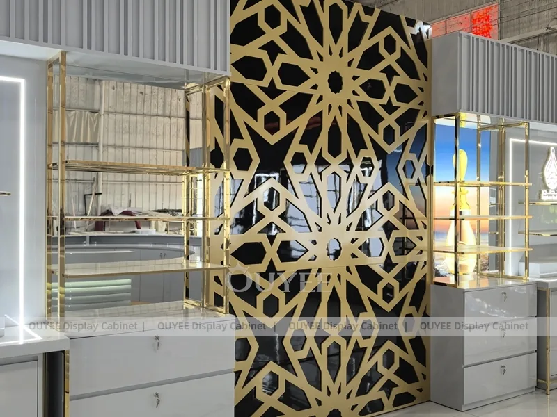 عرض واجهة عطر رمادي ذهبي مع شاشة شبكية_04