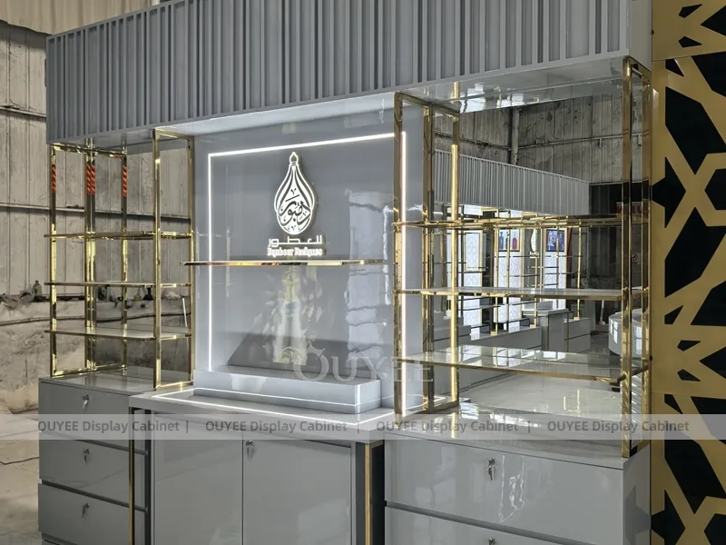 عرض واجهة عطر رمادي ذهبي مع شاشة شبكية_05