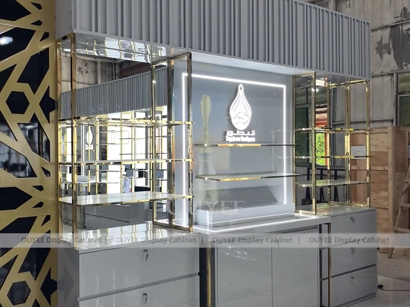 عرض واجهة عطر رمادي ذهبي مع شاشة شبكية_06