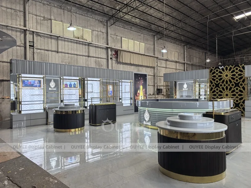 عرض واجهة عطر رمادي ذهبي مع شاشة شبكية_07