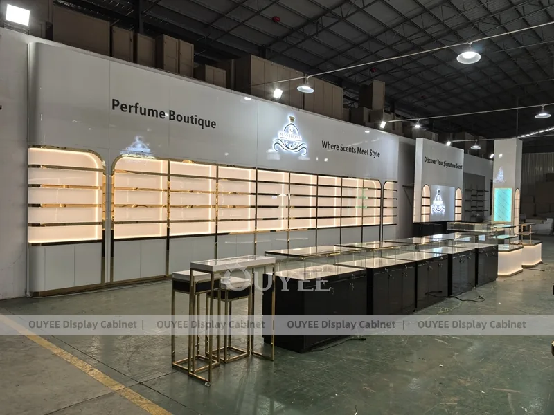 Стена для выставки парфюмерии в серых тонах с длинным центральным островом_01