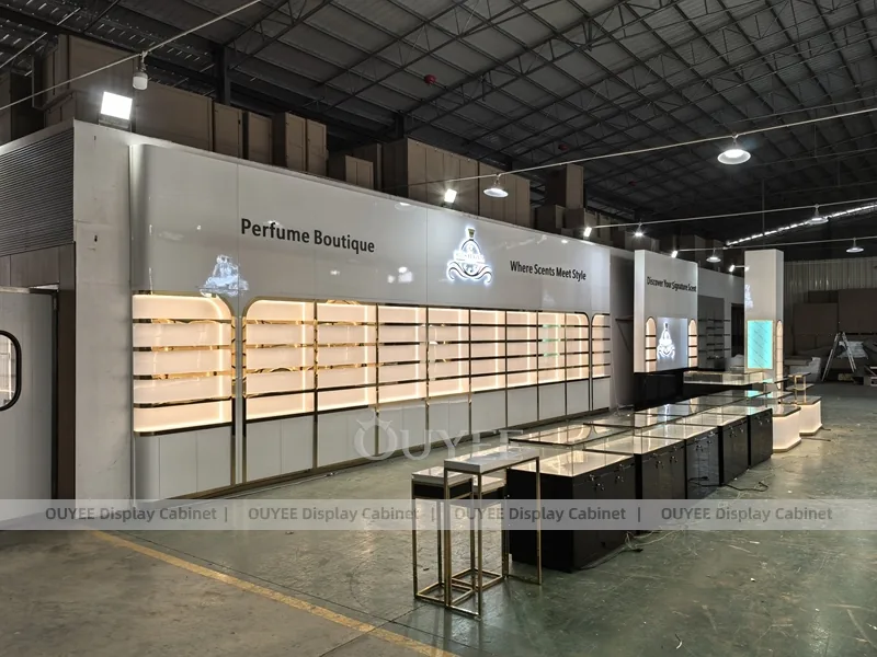 Стена для выставки парфюмерии в серых тонах с длинным центральным островом_02