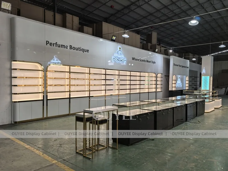 Стена для выставки парфюмерии в серых тонах с длинным центральным островом_03