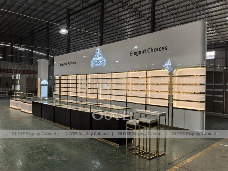 Стена для выставки парфюмерии в серых тонах с длинным центральным островом_04
