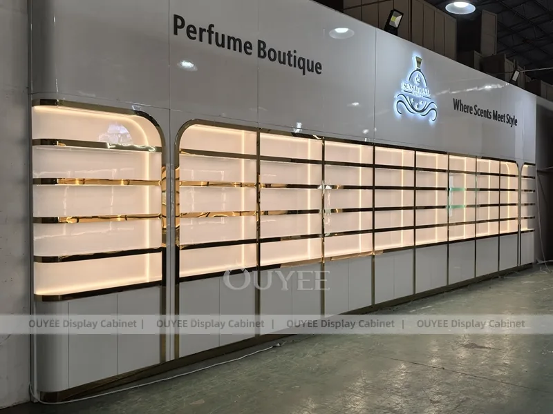 Стена для выставки парфюмерии в серых тонах с длинным центральным островом_05