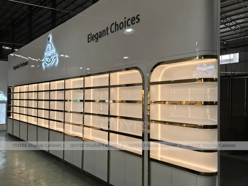 Стена для выставки парфюмерии в серых тонах с длинным центральным островом_06