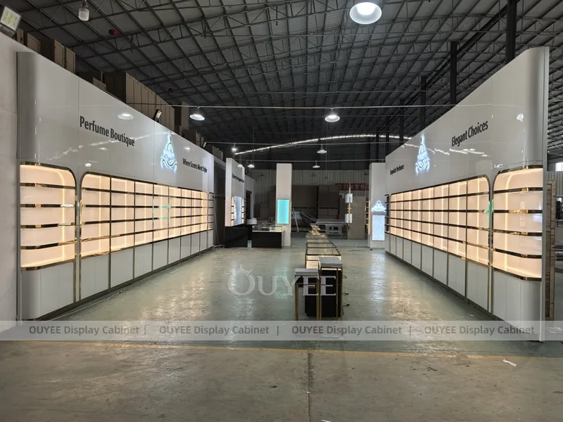 Стена для выставки парфюмерии в серых тонах с длинным центральным островом_07