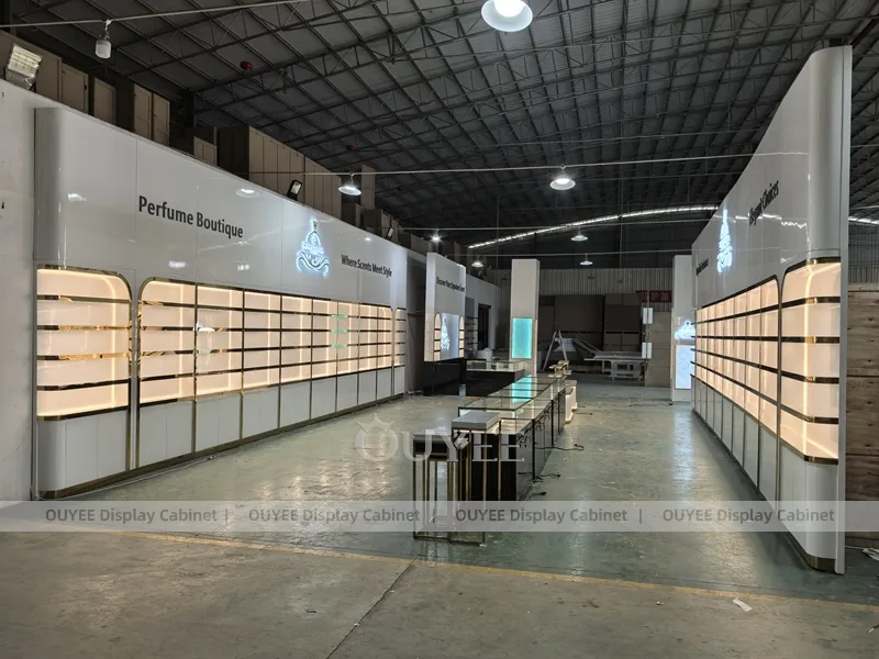 Стена для выставки парфюмерии в серых тонах с длинным центральным островом_08