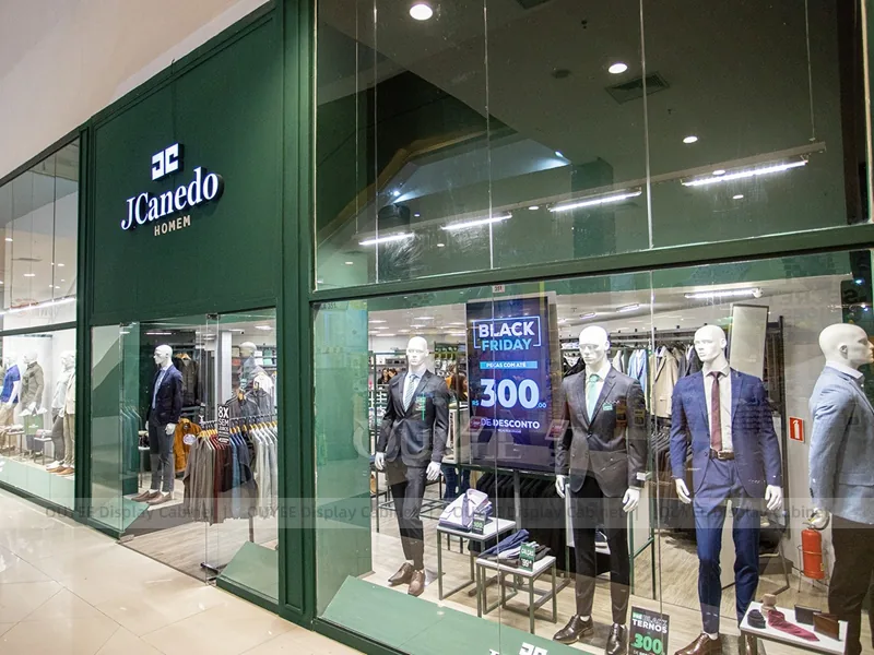 Exhibición de fachada y pared para tienda de ropa masculina_01