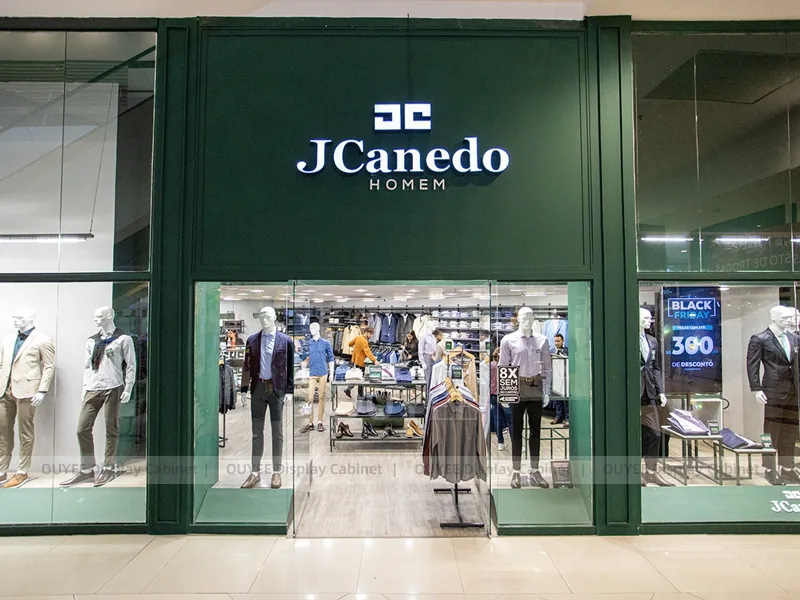 Fachada de tienda verde y exhibición en pared para ropa de hombre_02