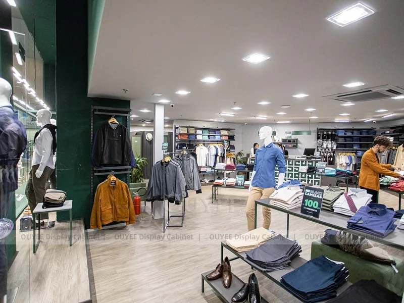 Fachada de tienda verde y exhibición en pared para ropa de hombre_03