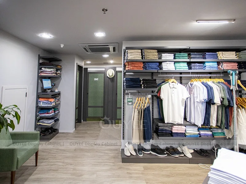 Fachada de tienda verde y exhibición en pared para ropa de hombre_04