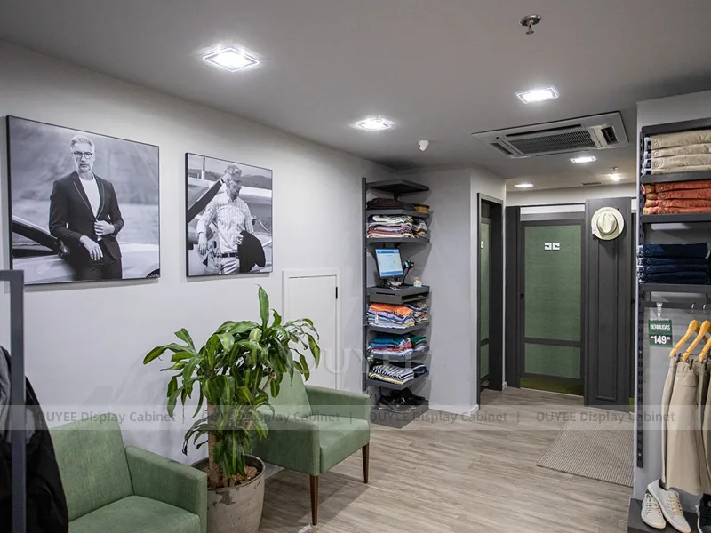 Fachada de tienda verde y exhibición en pared para ropa de hombre_05