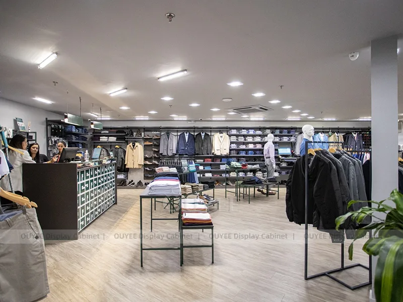 Fachada de tienda verde y exhibición en pared para ropa de hombre_07