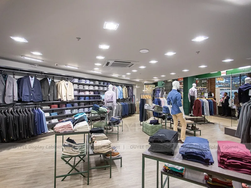 Fachada de tienda verde y exhibición en pared para ropa de hombre_08