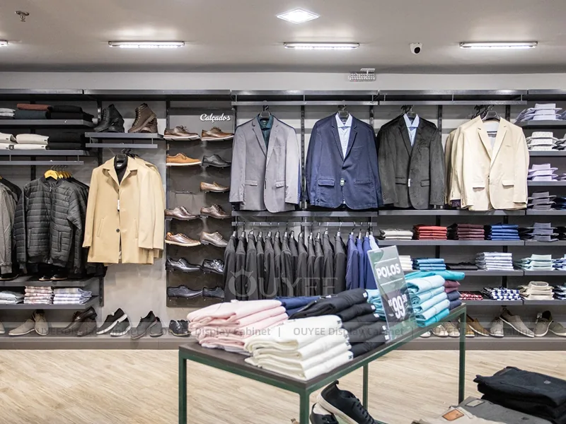 Fachada de tienda verde y exhibición en pared para ropa de hombre_09