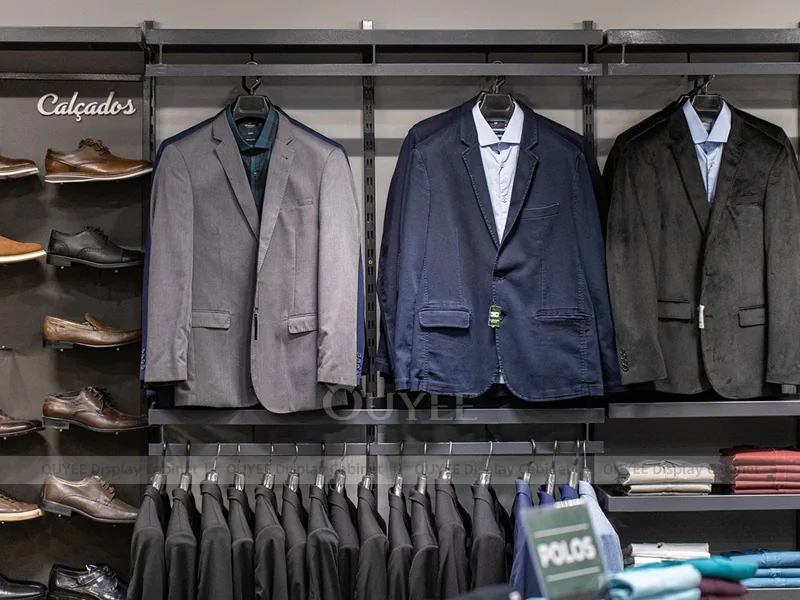 Fachada de tienda verde y exhibición en pared para ropa de hombre_11