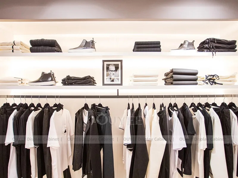Fachada de tienda verde y exhibición en pared para ropa de hombre_14