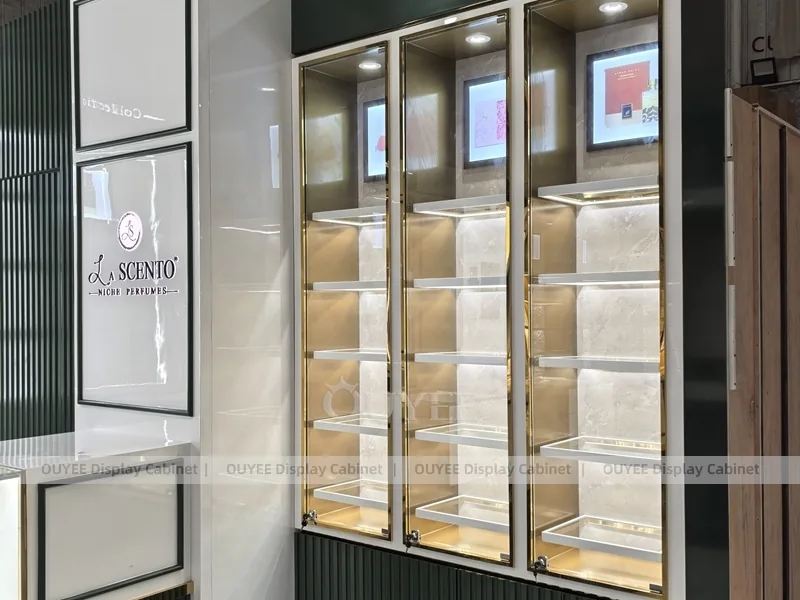 Освещённый стеклянный шкаф для духов с боковыми экранами_04