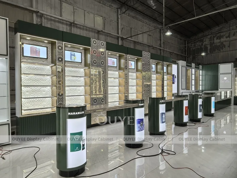 Exhibición de pared de perfume iluminada con pantallas digitales en cabecera_01