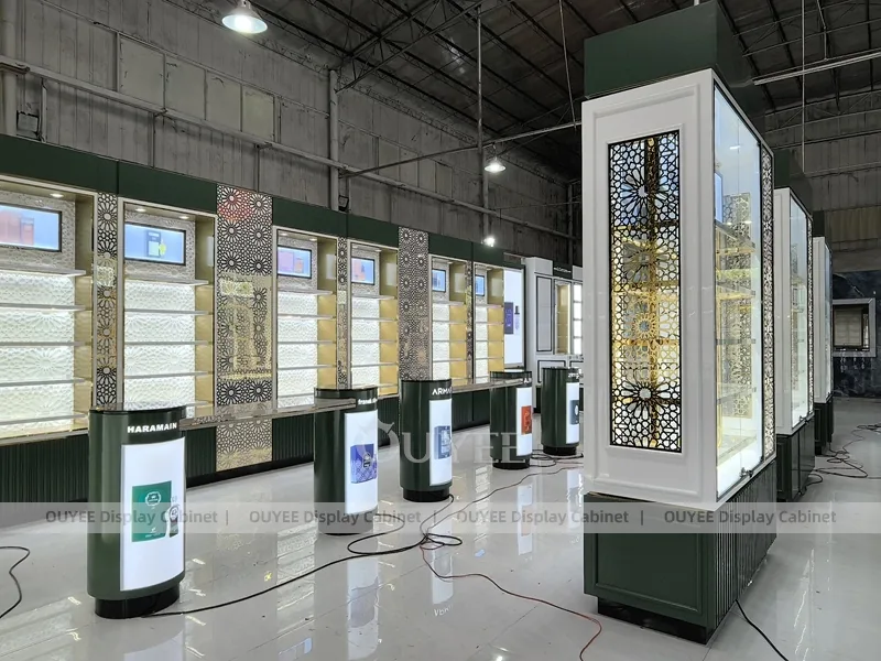 Exhibidor de pared para perfumes iluminado con pantallas digitales en la cabecera_02