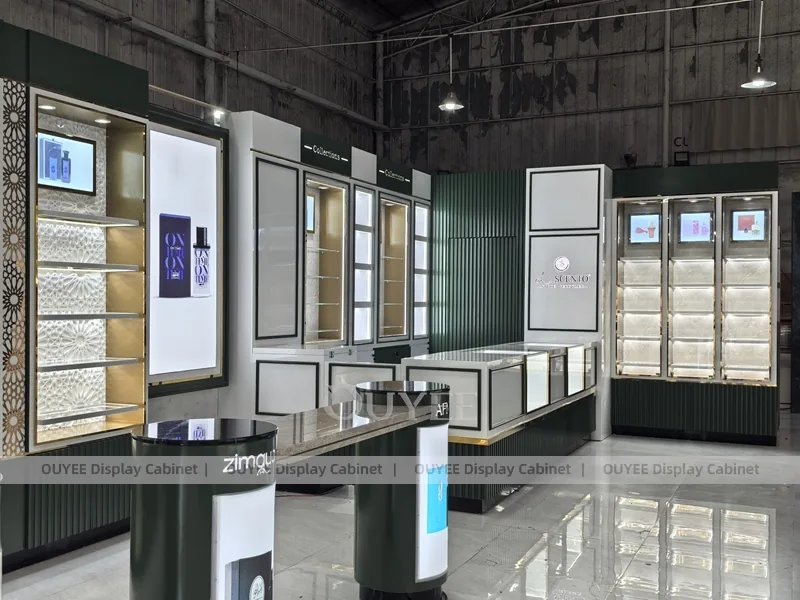 Exhibidor de pared para perfumes iluminado con pantallas digitales en la cabecera_03