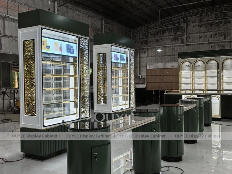 Exhibidor de pared para perfumes iluminado con pantallas digitales en la cabecera_04