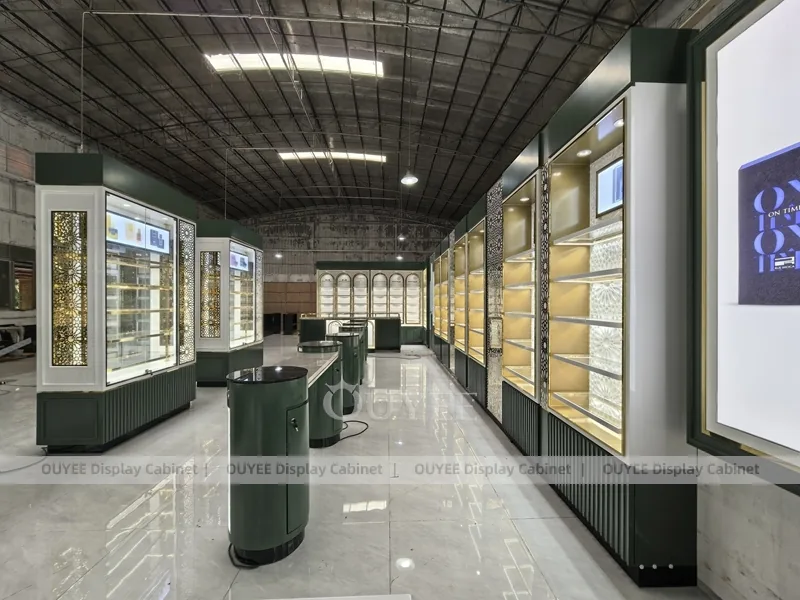 Exhibidor de pared para perfumes iluminado con pantallas digitales en la cabecera_05