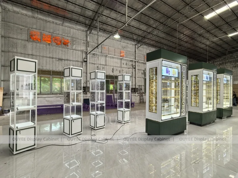 Exhibidor de pared para perfumes iluminado con pantallas digitales en la cabecera_06