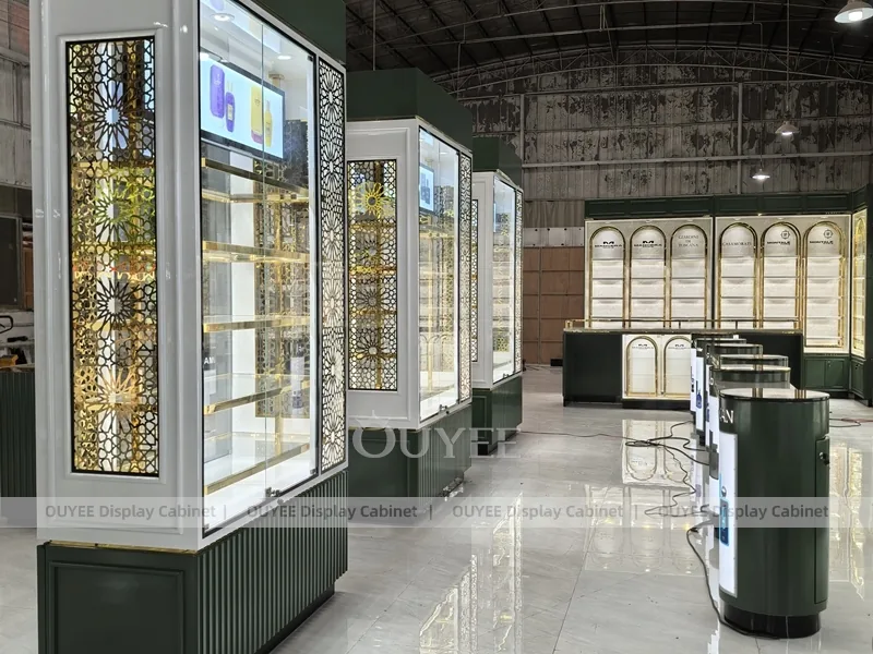 Exhibidor de pared para perfumes iluminado con pantallas digitales en la cabecera_07