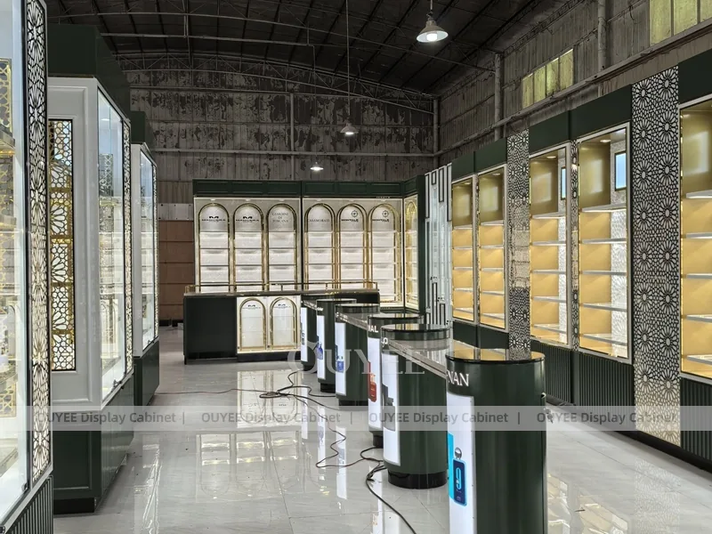 Exhibidor de pared para perfumes iluminado con pantallas digitales en la cabecera_08