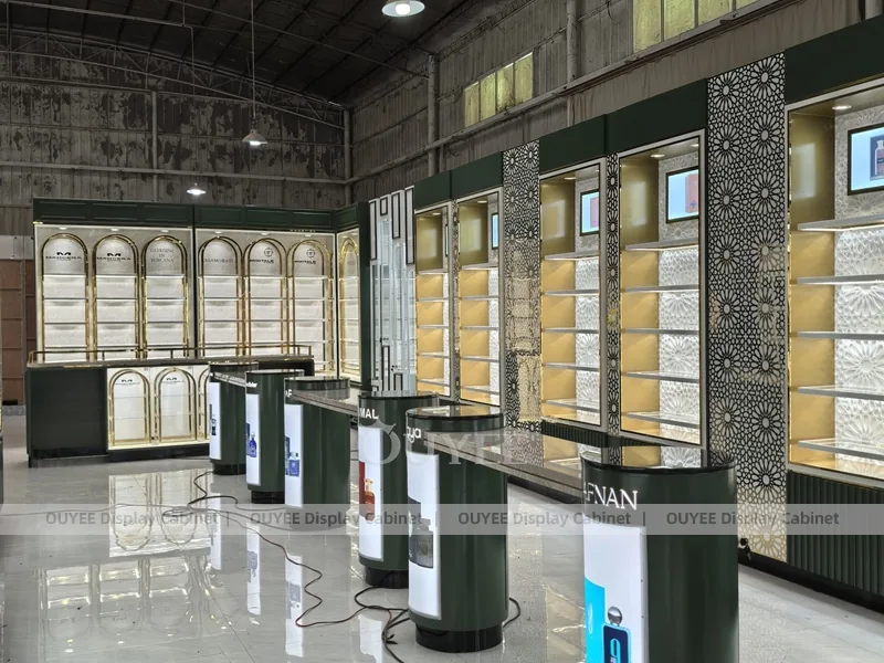 Exhibidor de pared para perfumes iluminado con pantallas digitales en la cabecera_09