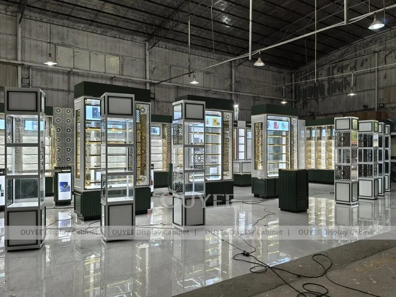 Exhibidor de pared para perfumes iluminado con pantallas digitales en la cabecera_10