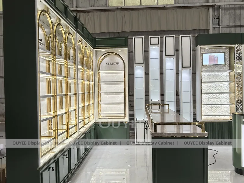 Vitrina de fragancias de vidrio iluminada de lujo con paneles laterales de marca_04