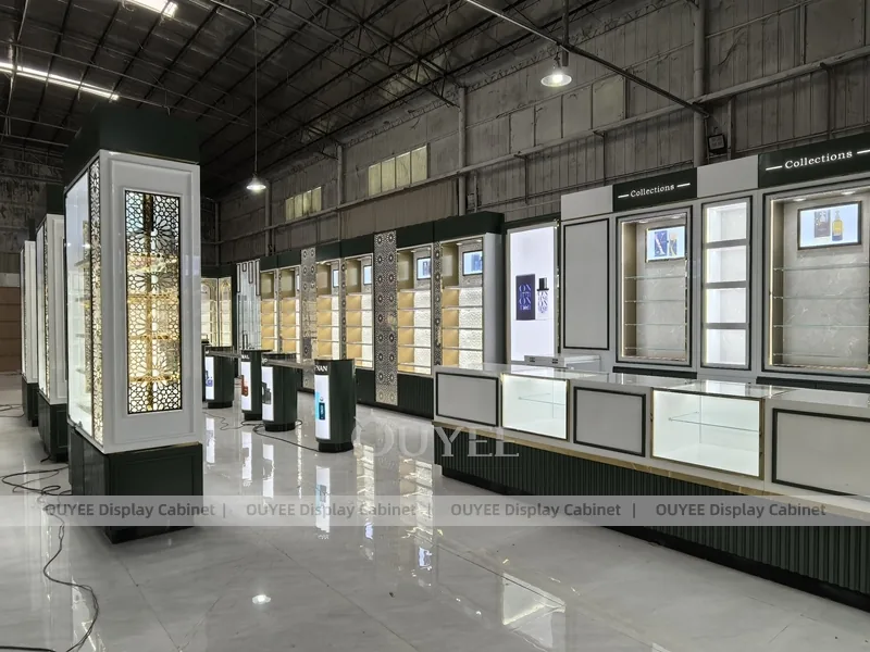 Vitrina de fragancias de vidrio iluminada de lujo con paneles laterales de marca_06